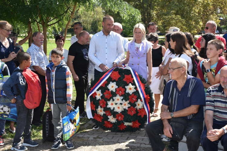 У ИЗБИШТУ ПОЛОЖЕНИ ВЕНЦИ ПОВОДОМ ГОДИШЊИЦЕ РОЂЕЊА ЖАРКА ЗРЕЊАНИНА – УЧЕ
