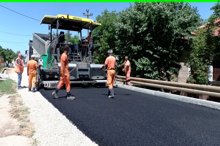 Nastavljaju se radovi na asfaltiranju u gradu Vršcu i u naseljenim mestima