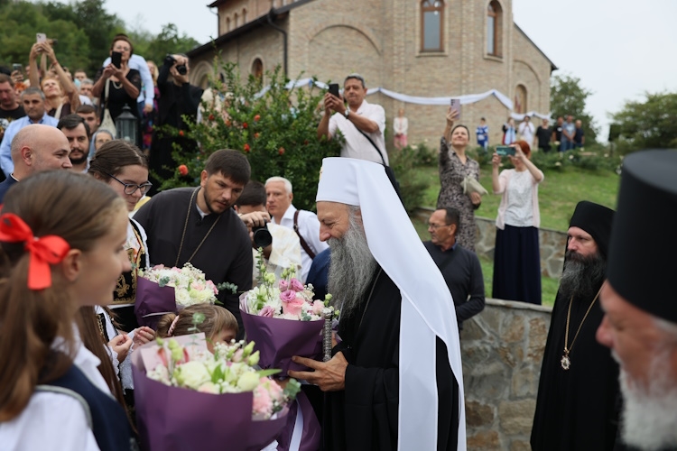 СВЕТА ЛИТУРГИЈА И ОСВЕЋЕЊЕ НОВОГ ХРАМА: НОВОИЗГРАЂЕНИ МАНАСТИРСКИ ХРАМ ПРЕСВЕТЕ БОГОРОДИЦЕ ТРОЈЕРУЧИЦЕ У МАЛОМ СРЕДИШТУ ЗАСИЈАО ПУНИМ СЈАЈЕМ