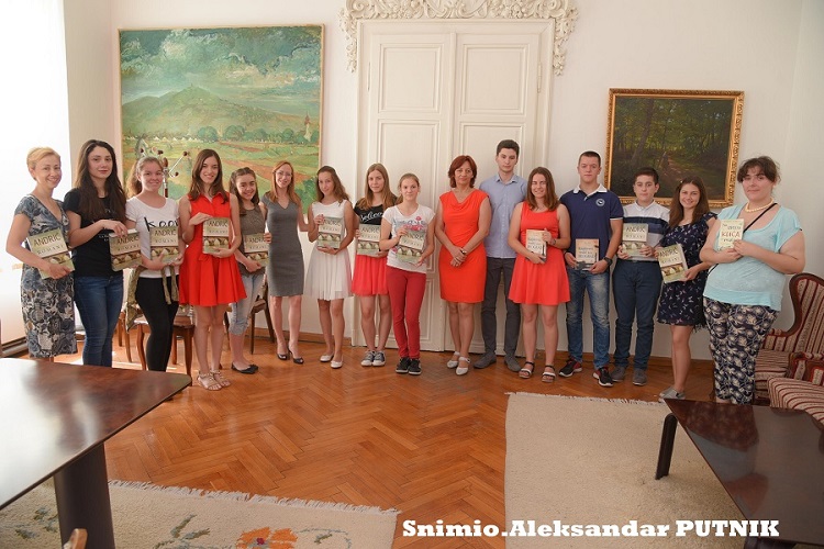 Градоначелица Вршца Драгана Митровић организовала је пријем у Градској кући за вршачке матуранте - ђаке генерације