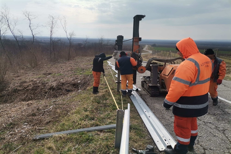 ПОСТАВЉЕНА ОДБОЈНА ОГРАДА НА ТУРИСТИЧКОМ ПУТУ