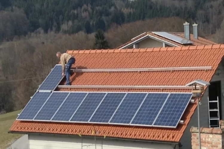 JAVNI POZIV  ZA UČEŠĆE PRIVREDNIH SUBJEKATA U SPROVODJENJU MERA ENERGETSKE SANACIJE  U DOMAĆINSTVIMA PUTEM UGRADNJE SOLARNIH PANELA ZA PROIZVODNJU ELEKTRIČNE ENERGIJE ZA SOPSTVENE POTREBE I UNAPREDJENJE TERMOTEHNIČKOG SISTEMA PUTEM UGRADNJE KALORIMETARA, CIRKULACIONIH PU MPI ,  TERMOSTATSKIH  VENTILA I DELITELJA NA TERITORIJI GRADA VRŠAC