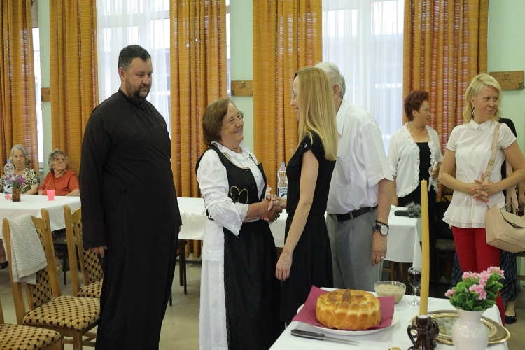 POČELA PODELA PAKETA POMOĆI ZA VRŠAČKE PENZIONERE