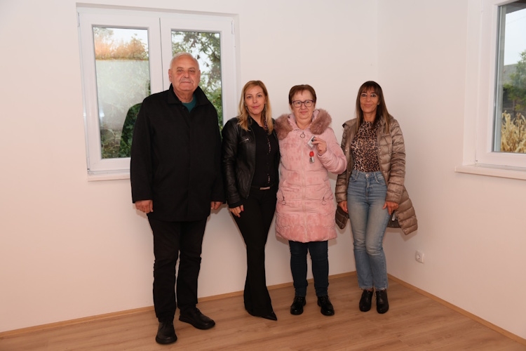 ЈОШ ЈЕДНА ИЗБЕГЛИЧКА ПОРОДИЦА ДОБИЛА ДОМ У ВЛАЈКОВЦУ