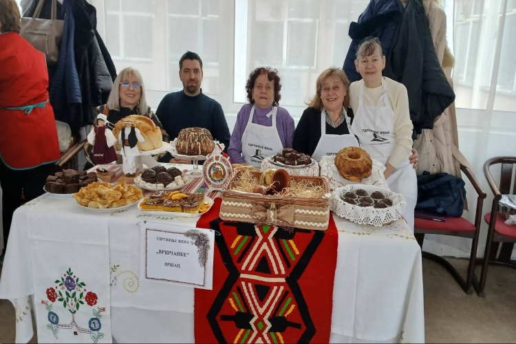 МАНИФЕСТАЦИЈА „ТОПЛИНА У ДЛАНОВИМА, УМЕТНОСТ У ДУШИ“ ОКУПИЛА УДРУЖЕЊА ЖЕНА ИЗ ВРШЦА И БЕЛЕ ЦРКВЕ