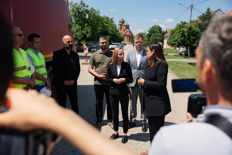 УСПЕШАН НАСТАВАК ИНФРАСТРУКТУРНИХ УЛАГАЊА: ГРАДОНАЧЕЛНИЦА ДРАГАНА МИТРОВИЋ И МИНИСТАРКА САРА ПАВКОВ ОБИШЛЕ РАДОВЕ НА ИЗГРАДЊИ КАНАЛИЗАЦИОНЕ МРЕЖЕ У ГУДУРИЦИ И ВЕЛИКОМ СРЕДИШТУ