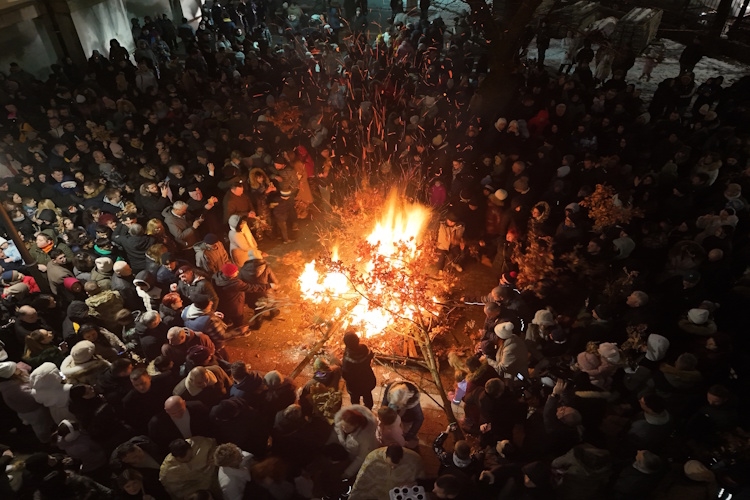 ТРАДИЦИОНАЛНО НАЛАГАЊЕ БАДЊАКА У САБОРНОЈ ЦРКВИ: ГРАДОНАЧЕЛНИЦА ВРШЦА ЧЕСТИТАЛА БОЖИЋ