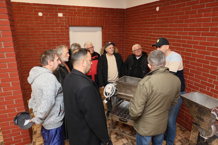 ПРЕЗЕНТАЦИЈА ПЧЕЛАРСКЕ ОПРЕМЕ ЗА ЧЛАНОВЕ УДРУЖЕЊА *ПЧЕЛАР ВРШАЦ*