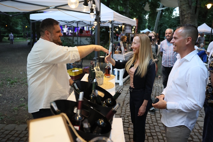 REKORDAN BROJ IZLAGAČA I VELIKI POVRATAK U GRADSKI PARK – OTVOREN 20. VINOFEST U VRŠCU...