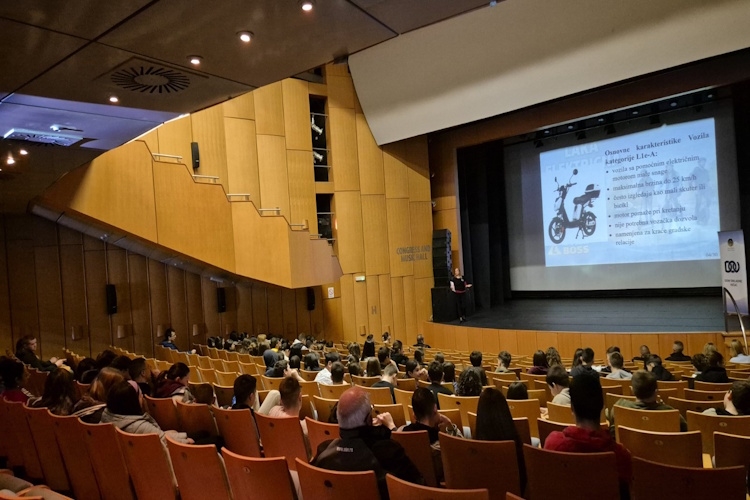 ЕДУКАТИВНА ТРИБИНА О ЛАКИМ ЕЛЕКТРИЧНИМ ВОЗИЛИМА ОКУПИЛА ВЕЛИКИ БРОЈ УЧЕНИКА У ВРШЦУ