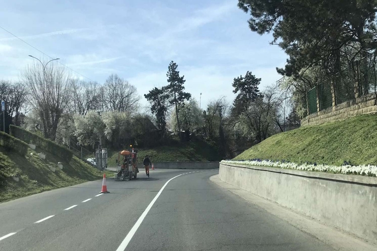 ВОЗАЧИ ОПРЕЗ: ОБНАВЉАЊЕ ХОРИЗОНТАЛНЕ СИГНАЛИЗАЦИЈЕ НА ТЕРИТОРИЈИ ГРАДА ВРШЦА