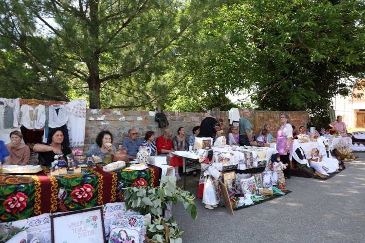 ВОЈВОДИНЦИ ДОМАЋИНИ МАНИФЕСТАЦИЈА -МЕШАНИ КОТЛИЋ- И -ЖЕНА, СТУБ ТРАДИЦИЈЕ БАНАТА-